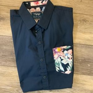 Voyage men’s button down with floral accents. Size L
